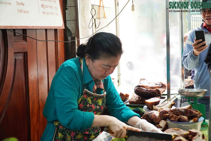 Người dân Hà Nội xếp hàng chờ mua thịt quay ngày vía Thần Tài- Ảnh 5.