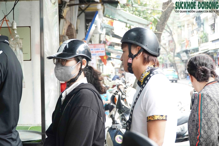 Người dân Hà Nội xếp hàng chờ mua thịt quay ngày vía Thần Tài- Ảnh 6.