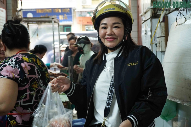 Người dân Hà Nội xếp hàng chờ mua thịt quay ngày vía Thần Tài- Ảnh 7.