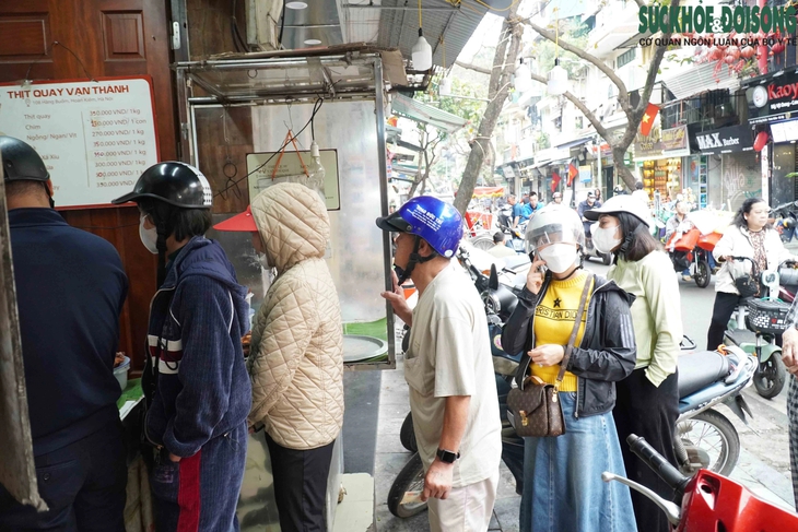 Người dân Hà Nội xếp hàng chờ mua thịt quay ngày vía Thần Tài- Ảnh 8.
