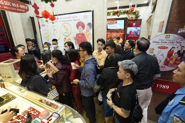 Giá vàng giảm trong ngày vía Thần tài nhưng nhiều cửa hàng vẫn vắng khách- Ảnh 3. Giá vàng giảm trong ngày vía Thần tài nhưng nhiều cửa hàng vẫn vắng khách- Ảnh 3.