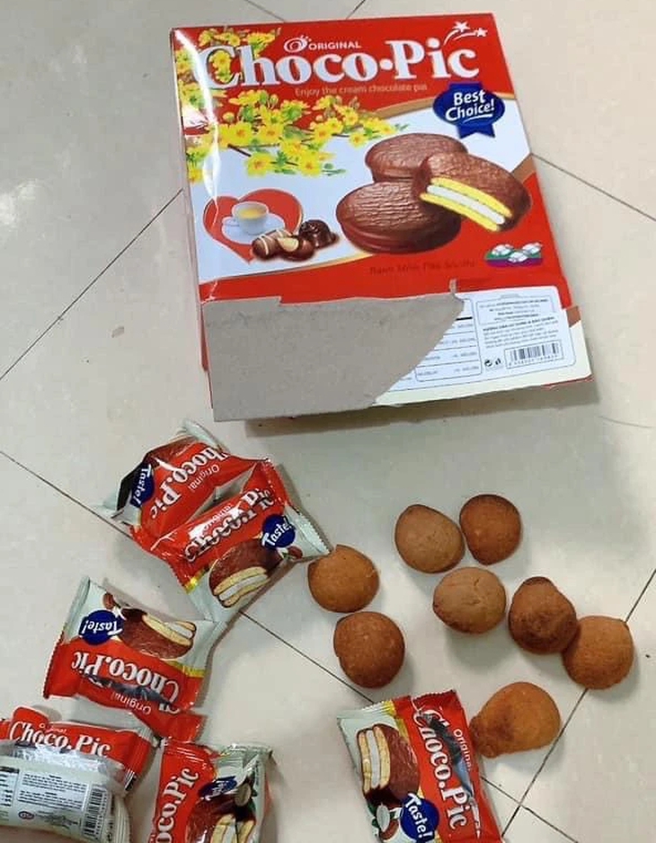 Khui quà Tết, nhiều người 'choáng váng' vì vỏ một đằng ruột một nẻo- Ảnh 2. Khui quà Tết, nhiều người 'choáng váng' vì vỏ một đằng ruột một nẻo- Ảnh 2.