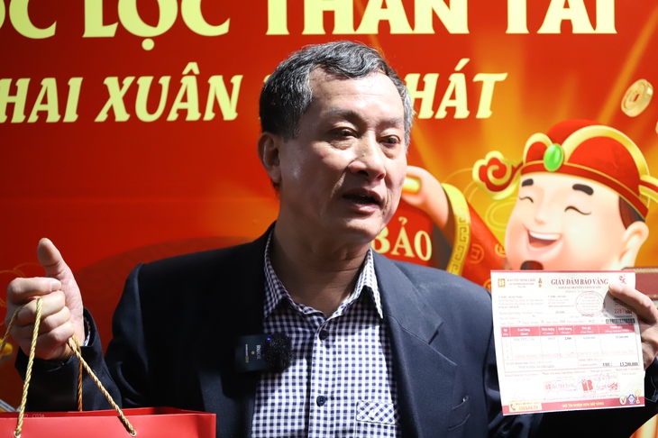 Giá vàng giảm trong ngày vía Thần tài nhưng nhiều cửa hàng vẫn vắng khách- Ảnh 11. Giá vàng giảm trong ngày vía Thần tài nhưng nhiều cửa hàng vẫn vắng khách- Ảnh 11.