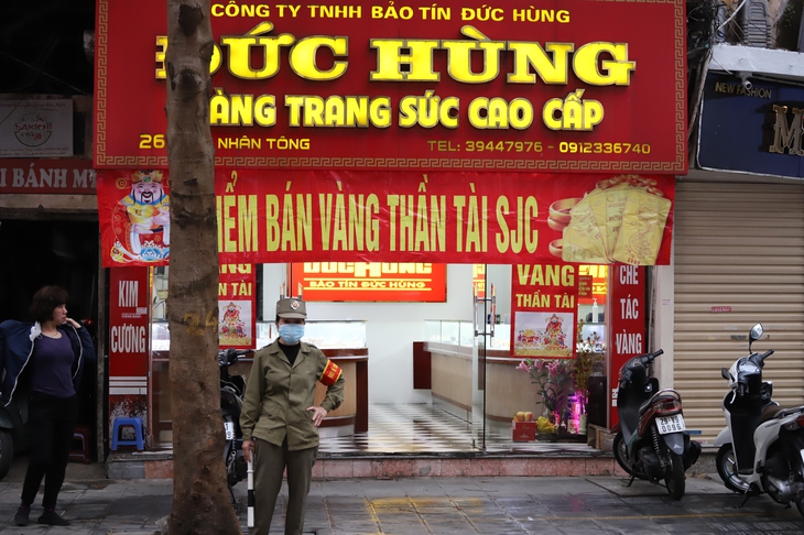 Giá vàng giảm trong ngày vía Thần tài nhưng nhiều cửa hàng vẫn vắng khách- Ảnh 7. Giá vàng giảm trong ngày vía Thần tài nhưng nhiều cửa hàng vẫn vắng khách- Ảnh 7.