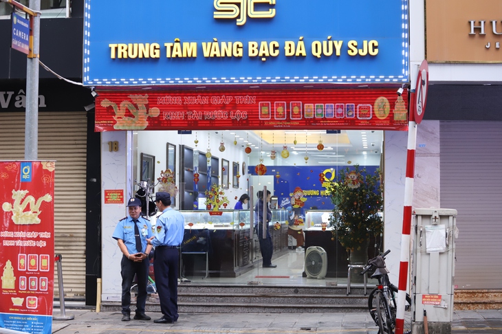 Giá vàng giảm trong ngày vía Thần tài nhưng nhiều cửa hàng vẫn vắng khách- Ảnh 6. Giá vàng giảm trong ngày vía Thần tài nhưng nhiều cửa hàng vẫn vắng khách- Ảnh 6.