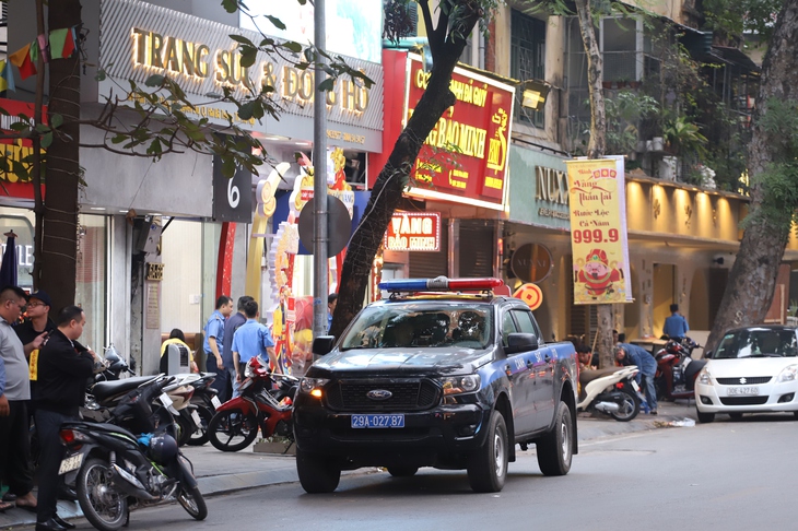 Giá vàng giảm trong ngày vía Thần tài nhưng nhiều cửa hàng vẫn vắng khách- Ảnh 10. Giá vàng giảm trong ngày vía Thần tài nhưng nhiều cửa hàng vẫn vắng khách- Ảnh 10.