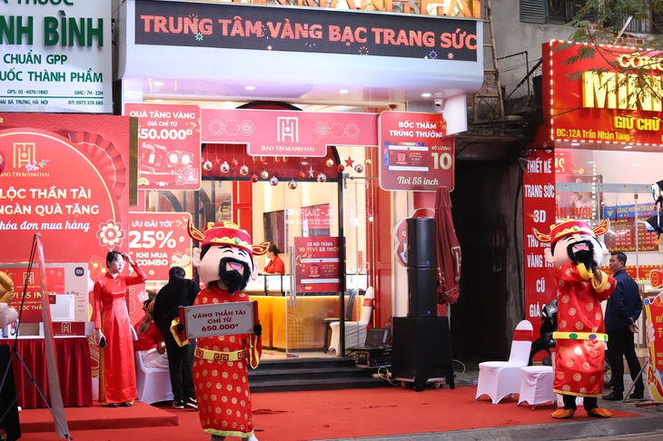 Giá vàng giảm trong ngày vía Thần tài nhưng nhiều cửa hàng vẫn vắng khách- Ảnh 4. Giá vàng giảm trong ngày vía Thần tài nhưng nhiều cửa hàng vẫn vắng khách- Ảnh 4.