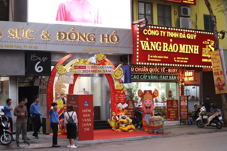 Giá vàng giảm trong ngày vía Thần tài nhưng nhiều cửa hàng vẫn vắng khách- Ảnh 8. Giá vàng giảm trong ngày vía Thần tài nhưng nhiều cửa hàng vẫn vắng khách- Ảnh 8.