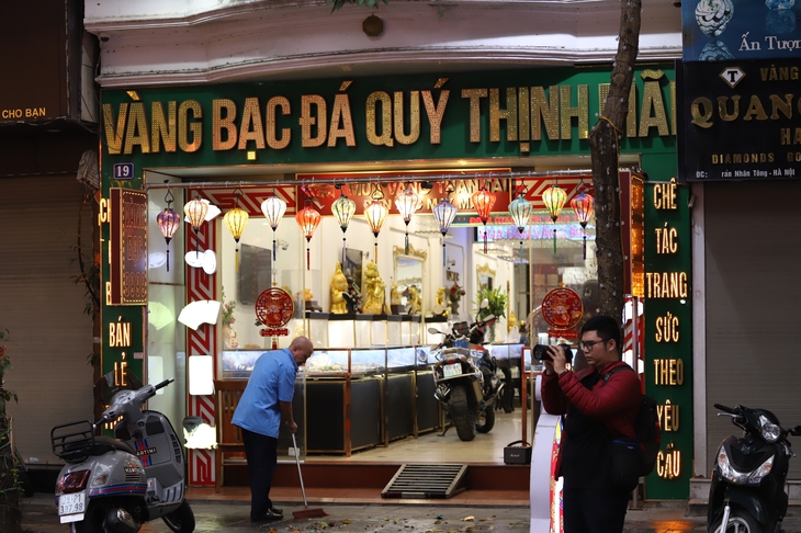 Giá vàng giảm trong ngày vía Thần tài nhưng nhiều cửa hàng vẫn vắng khách- Ảnh 9. Giá vàng giảm trong ngày vía Thần tài nhưng nhiều cửa hàng vẫn vắng khách- Ảnh 9.