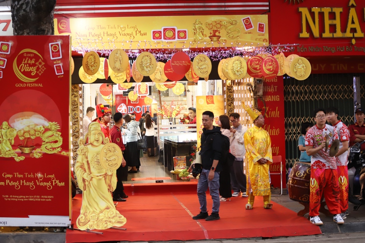 Giá vàng giảm trong ngày vía Thần tài nhưng nhiều cửa hàng vẫn vắng khách- Ảnh 5. Giá vàng giảm trong ngày vía Thần tài nhưng nhiều cửa hàng vẫn vắng khách- Ảnh 5.