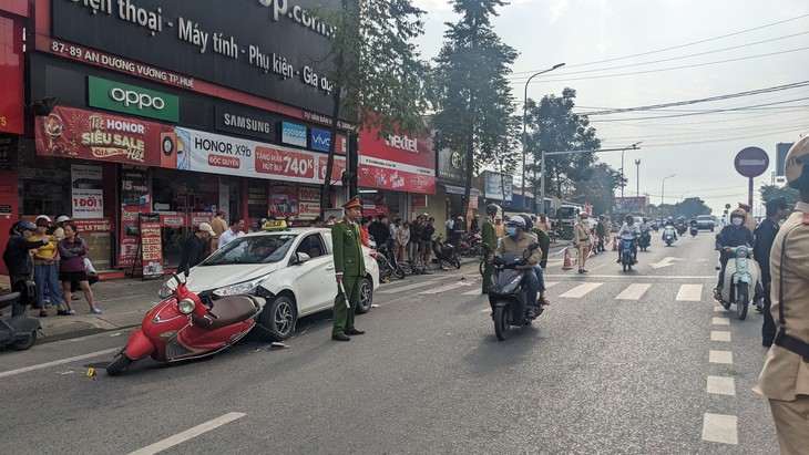 Taxi đâm liên hoàn nhiều xe máy, 5 người đi cấp cứu- Ảnh 1. Taxi đâm liên hoàn nhiều xe máy, 5 người đi cấp cứu- Ảnh 1.
