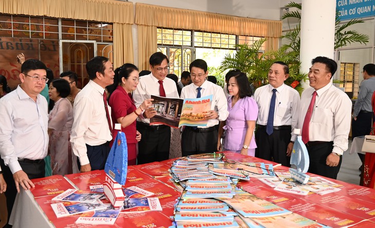 Tặng hàng ngàn tờ báo Tết cho quân, dân Trường Sa- Ảnh 1.