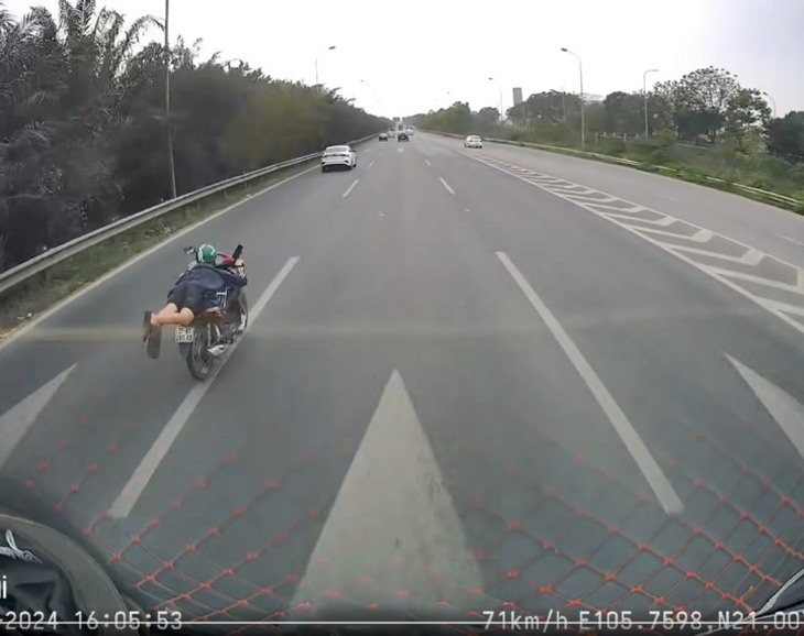 Xử lý tài xế nằm yên xe máy, tạt đầu ô tô trên Đại lộ Thăng Long- Ảnh 3. Xử lý tài xế nằm yên xe máy, tạt đầu ô tô trên Đại lộ Thăng Long- Ảnh 3.