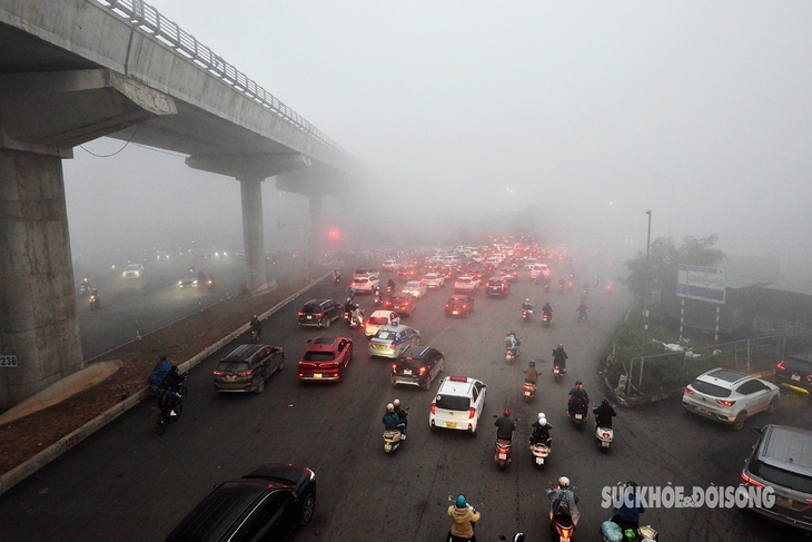 Hà Nội mịt mù trong sương sớm ngày Tết ông Công ông Táo- Ảnh 16.