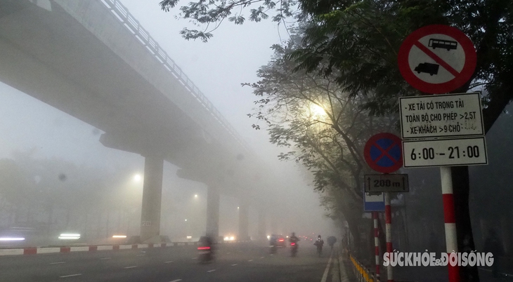 Hà Nội mịt mù trong sương sớm ngày Tết ông Công ông Táo- Ảnh 10.