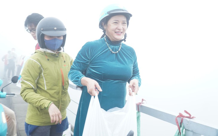 Người Hà Nội tất bật thả cá chép tiễn ông Táo trong biển sương mù dày đặc
