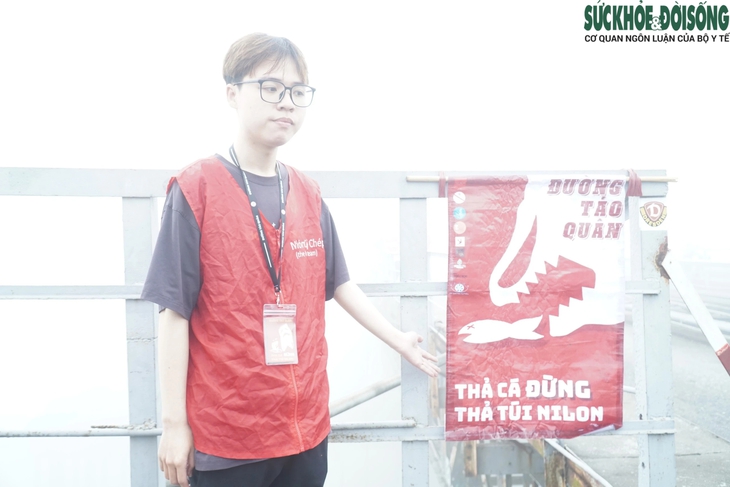 Người dân Hà Nội tất bật thả cá chép tiễn ông Táo trong biển sương mù dày đặc- Ảnh 6. Người dân Hà Nội tất bật thả cá chép tiễn ông Táo trong biển sương mù dày đặc- Ảnh 6.