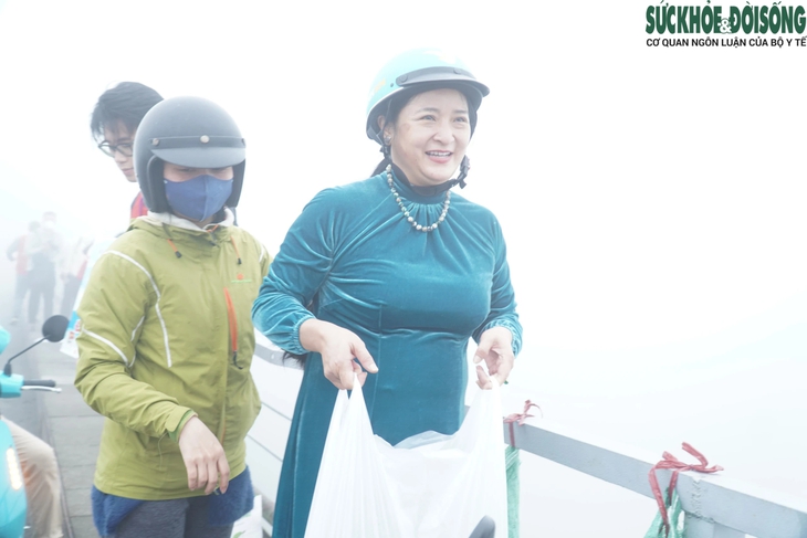 Người dân Hà Nội tất bật thả cá chép tiễn ông Táo trong biển sương mù dày đặc- Ảnh 8. Người dân Hà Nội tất bật thả cá chép tiễn ông Táo trong biển sương mù dày đặc- Ảnh 8.