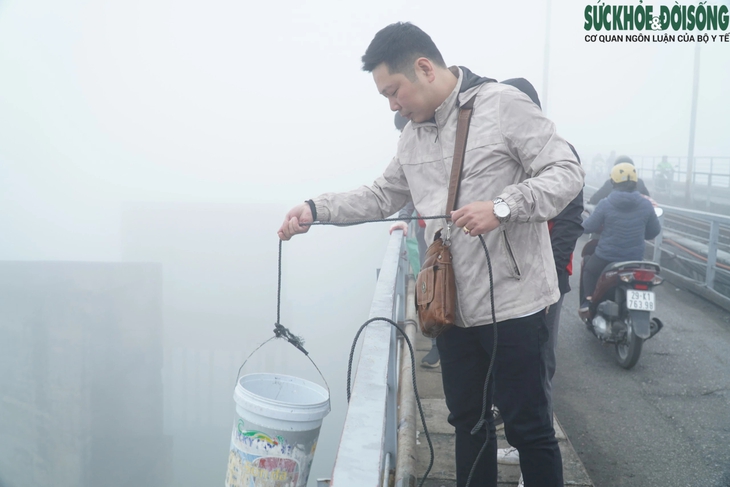 Người dân Hà Nội tất bật thả cá chép tiễn ông Táo trong biển sương mù dày đặc- Ảnh 9. Người dân Hà Nội tất bật thả cá chép tiễn ông Táo trong biển sương mù dày đặc- Ảnh 9.