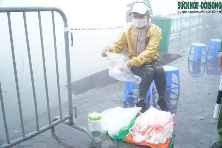Người dân Hà Nội tất bật thả cá chép tiễn ông Táo trong biển sương mù dày đặc- Ảnh 11. Người dân Hà Nội tất bật thả cá chép tiễn ông Táo trong biển sương mù dày đặc- Ảnh 11.