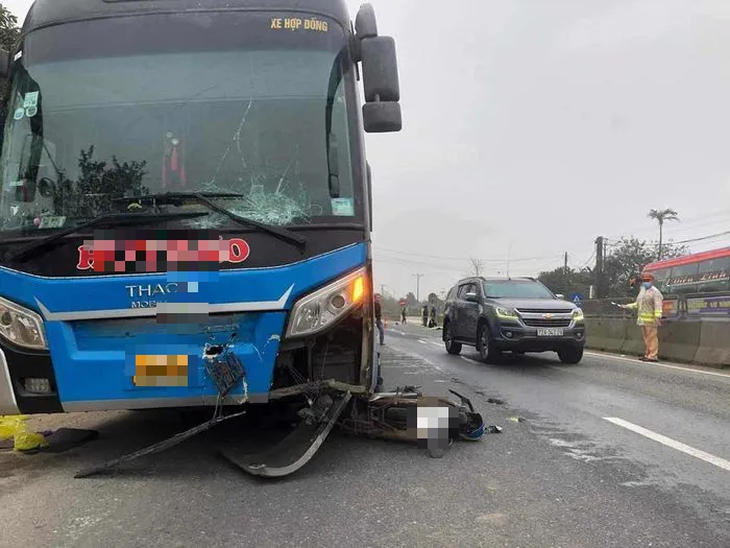 Va chạm với xe khách, hai vợ chồng tử vong thương tâm- Ảnh 1. Va chạm với xe khách, hai vợ chồng tử vong thương tâm- Ảnh 1.