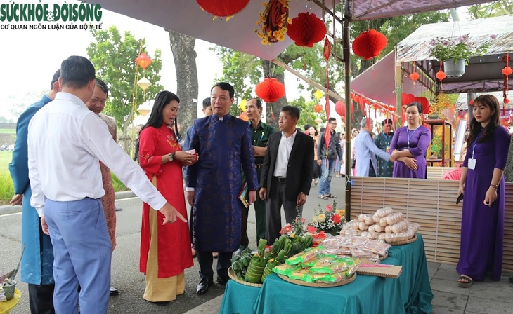 Hàng trăm người thích thú trải nghiệm không gian Tết bên di tích Huế- Ảnh 1.