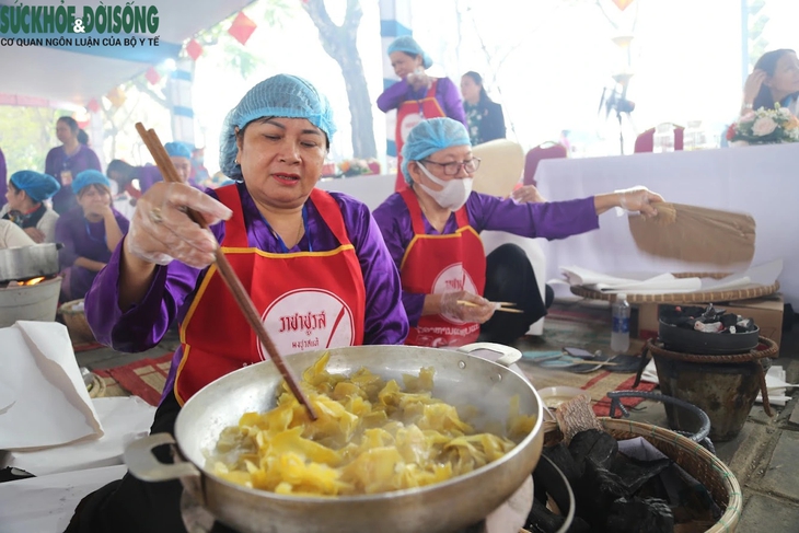 Hàng trăm người thích thú trải nghiệm không gian Tết bên di tích Huế- Ảnh 4.
