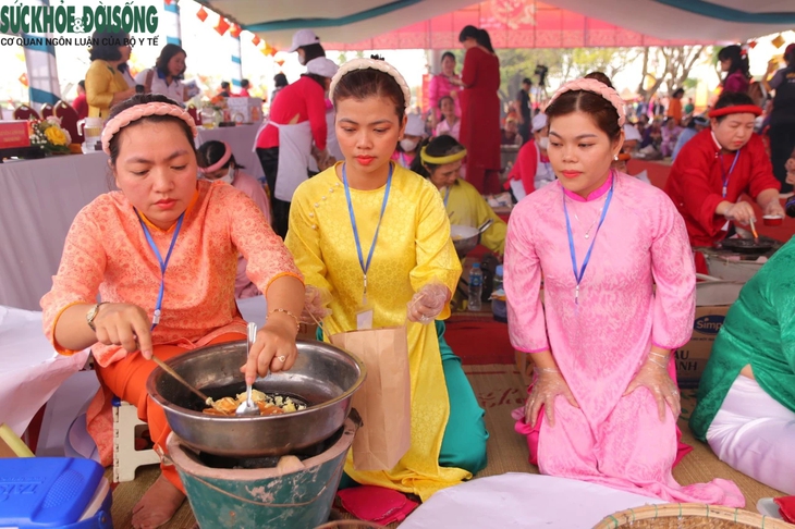 Hàng trăm người thích thú trải nghiệm không gian Tết bên di tích Huế- Ảnh 5.