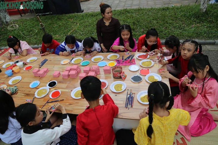 Hàng trăm người thích thú trải nghiệm không gian Tết bên di tích Huế- Ảnh 6.