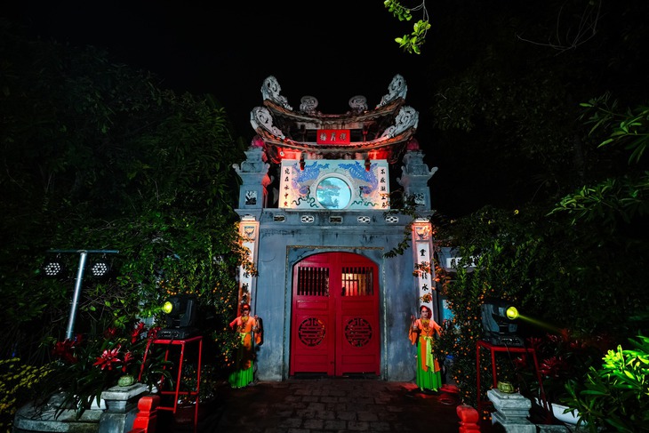 Hồ Gươm trở thành sân khấu thực cảnh trong Ngọc Sơn đêm huyền bí- Ảnh 1. Hồ Gươm trở thành sân khấu thực cảnh trong Ngọc Sơn đêm huyền bí- Ảnh 1.