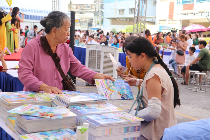 Hàng ngàn bệnh nhi nghèo và thân nhân được tặng vé xe, sắm Tết tại phiên chợ 0 đồng- Ảnh 3. Hàng ngàn bệnh nhi nghèo và thân nhân được tặng vé xe, sắm Tết tại phiên chợ 0 đồng- Ảnh 3.