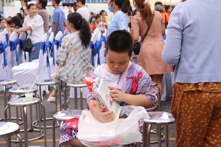 Hàng ngàn bệnh nhi nghèo và thân nhân được tặng vé xe, sắm Tết tại phiên chợ 0 đồng- Ảnh 2. Hàng ngàn bệnh nhi nghèo và thân nhân được tặng vé xe, sắm Tết tại phiên chợ 0 đồng- Ảnh 2.
