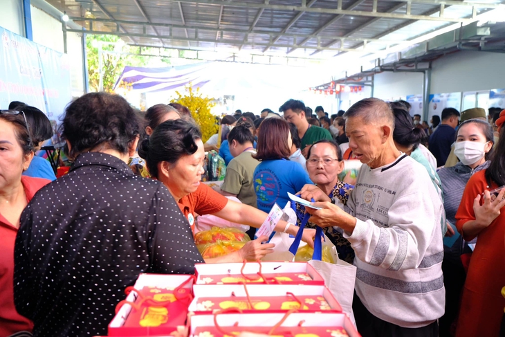 Mang 'mùa xuân' ấm áp, nghĩa tình đến với các bệnh nhân nghèo- Ảnh 3. Mang 'mùa xuân' ấm áp, nghĩa tình đến với các bệnh nhân nghèo- Ảnh 3.