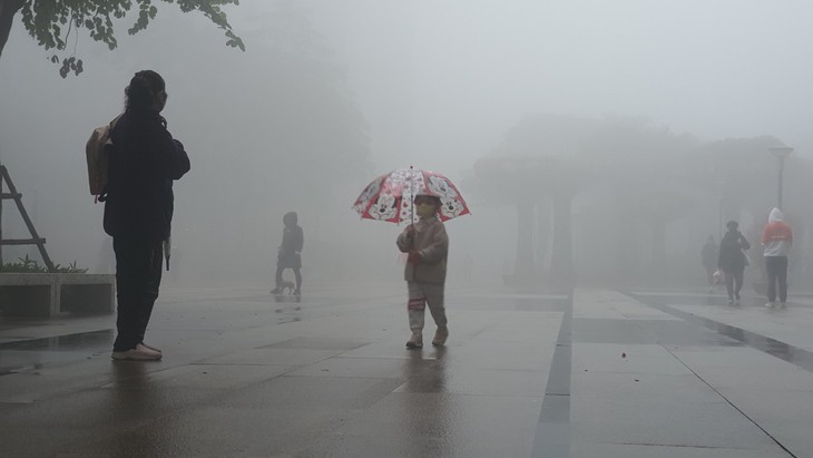 Sương mù đặc quánh Hà Nội sáng nay có bất thường?- Ảnh 2.