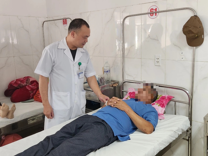 Gắp xương cá nằm 7 năm trong phổi người đàn ông- Ảnh 1.