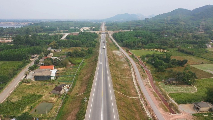 Vì sao liên tiếp xảy ra tai nạn thảm khốc trên cao tốc Cam Lộ - La Sơn?- Ảnh 3.