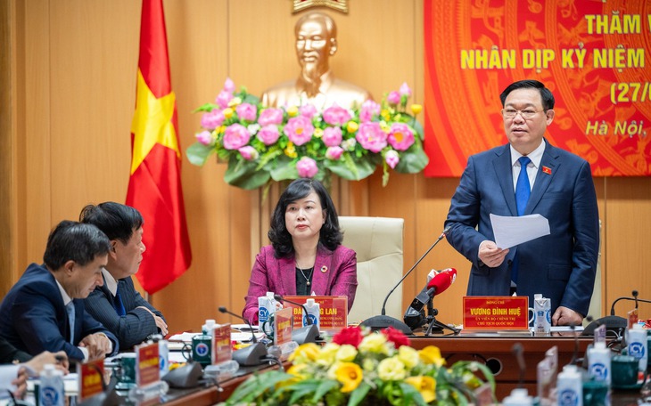 Chủ tịch Quốc hội: Nghiên cứu, đề xuất chế độ, chính sách đãi ngộ phù hợp cho cán bộ y tế khi cải cách chính sách tiền lương