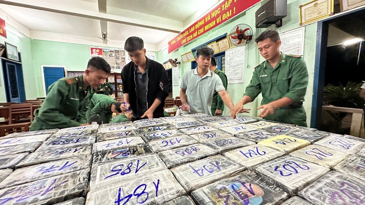 Khen thưởng nam thanh niên phát hiện lô ma túy gần 300kg khi đi câu cá- Ảnh 1.