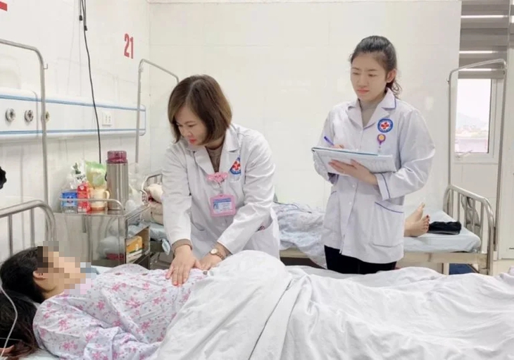 Bác sĩ miền núi cứu mẹ con sản phụ bị nứt vết mổ tử cung, u buồng trứng lớn- Ảnh 1.