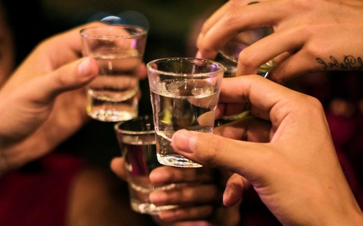 Hai vợ chồng tử vong sau khi nhậu 3 ngày 3 đêm hết 30 lít rượu đế