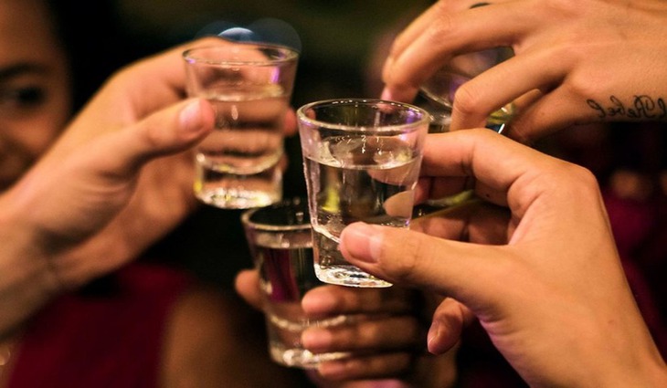 Hai vợ chồng tử vong sau khi nhậu 3 ngày 3 đêm hết 30 lít rượu đế- Ảnh 1. Hai vợ chồng tử vong sau khi nhậu 3 ngày 3 đêm hết 30 lít rượu đế- Ảnh 1.