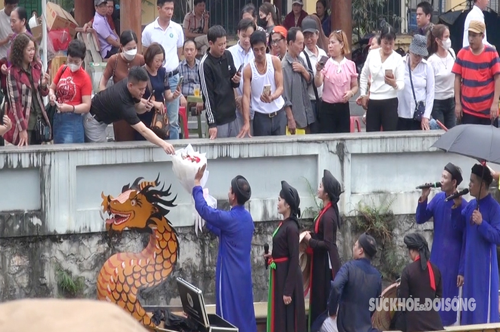 Biển người nô nức trẩy Hội Lim, 'thướng' tiền cho các liền anh, liền chị- Ảnh 1. Biển người nô nức trẩy Hội Lim, 'thướng' tiền cho các liền anh, liền chị- Ảnh 1.