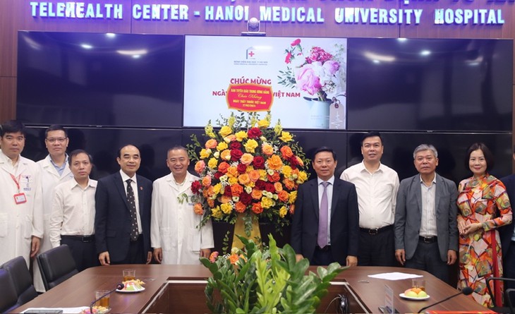 Thái độ phục vụ của y bác sĩ làm vơi đi nỗi lo người bệnh- Ảnh 1.
