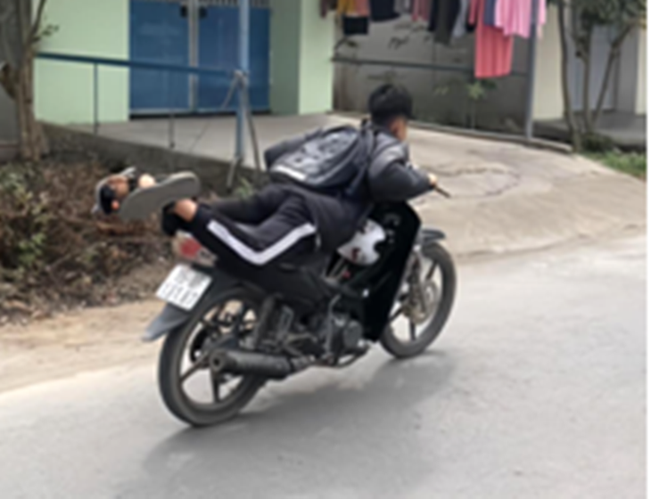 Nam sinh 'biểu diễn xiếc' trên yên xe máy được công an mời lên làm việc - Ảnh 1. Nam sinh 'biểu diễn xiếc' trên yên xe máy được công an mời lên làm việc - Ảnh 1.