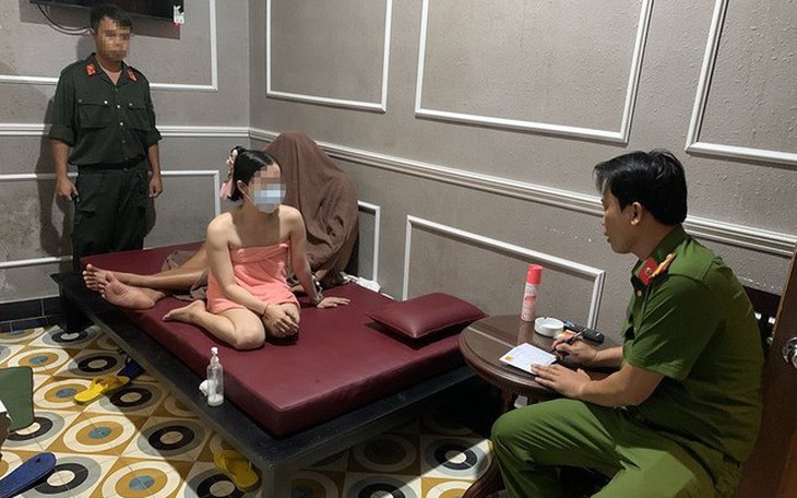 Bắt quả tang nhiều nữ nhân viên massage kích dục cho khách