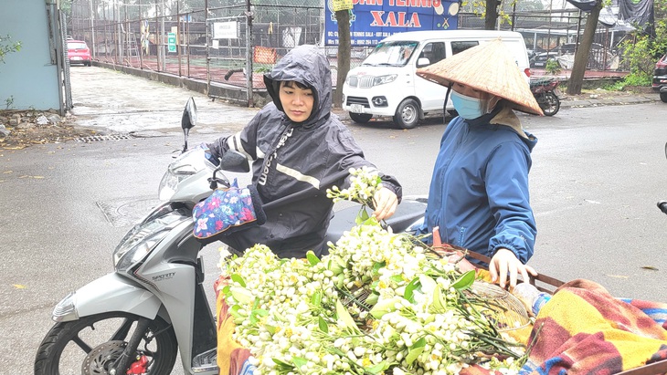 Mùa hoa bưởi về, tiểu thương 'bỏ túi' tiền triệu mỗi ngày nhờ bán hoa - Ảnh 2.
