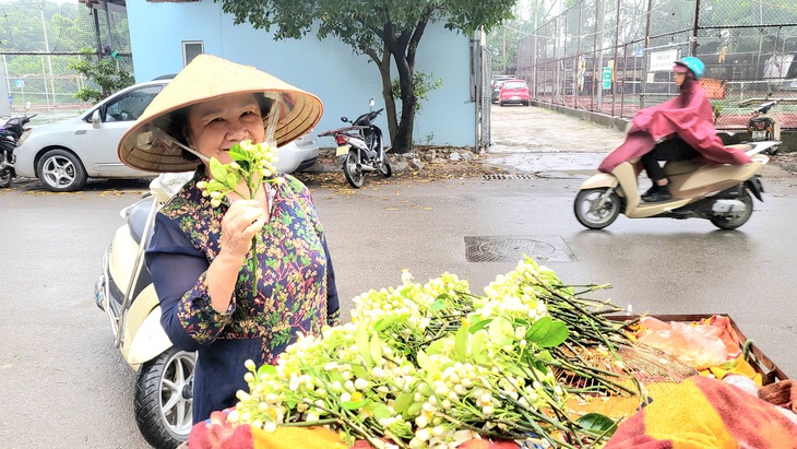 Mùa hoa bưởi về, tiểu thương 'bỏ túi' tiền triệu mỗi ngày nhờ bán hoa - Ảnh 5.