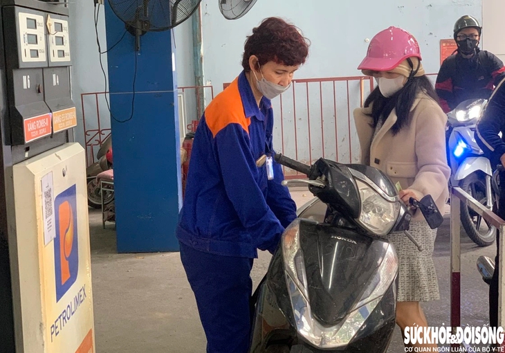Giá xăng hôm nay đồng loạt giảm, về sát mốc 22.000đ/lít- Ảnh 1. giá xăng