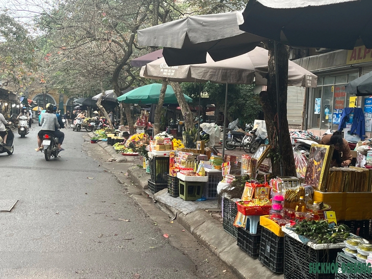 Hoa bưởi, hoa cau, đồ cúng lễ sôi động sát ngày Rằm tháng Giêng- Ảnh 4.