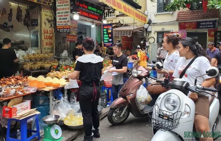 Hoa bưởi, hoa cau, đồ cúng lễ sôi động sát ngày Rằm tháng Giêng- Ảnh 1.